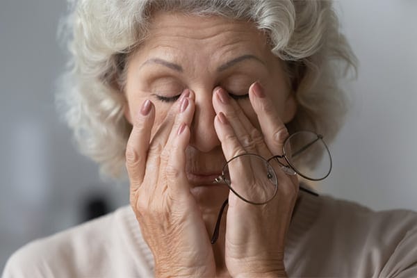 voile sur l oeil apres operation cataracte secondaire ophtalmologue specialiste chirurgie cataracte paris dr camille rambaud