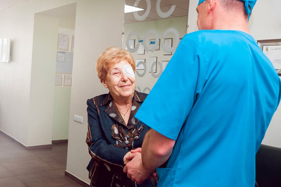 quand pourquoi ne pas se pencher apres operation cataracte dr camille rambaud ophtalmologiste specialiste chirurgie cataracte paris