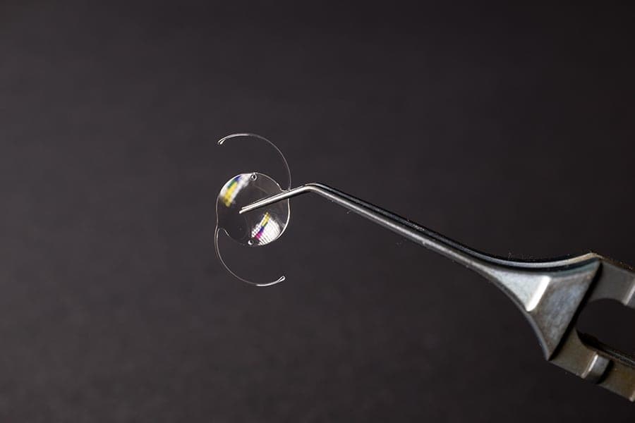 quel implant operation cataracte prix remboursement type implant intraoculaire chirurgien ophtalmologue specialiste chirurgie cataracte paris dr camille rambaud